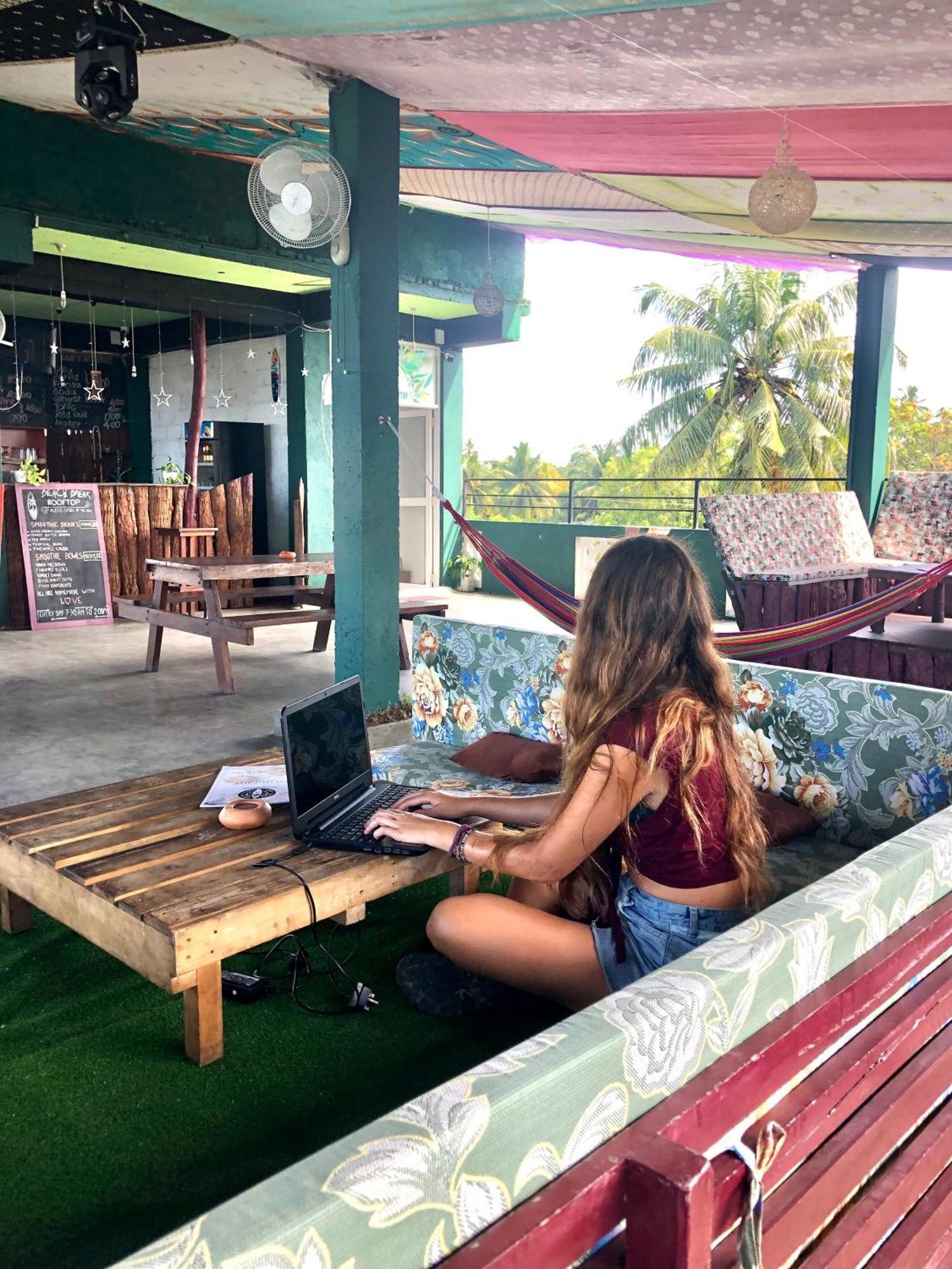 Beach Break Surf Hostel Weligama Ngoại thất bức ảnh