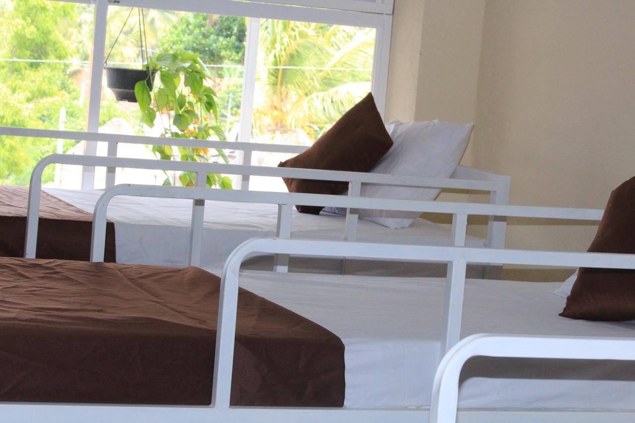 Beach Break Surf Hostel Weligama Ngoại thất bức ảnh