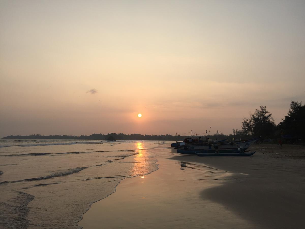 Beach Break Surf Hostel Weligama Ngoại thất bức ảnh