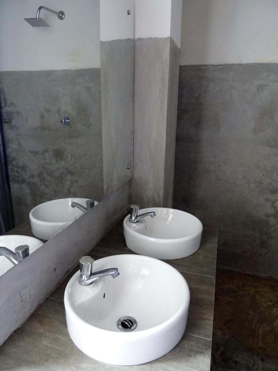 Beach Break Surf Hostel Weligama Ngoại thất bức ảnh