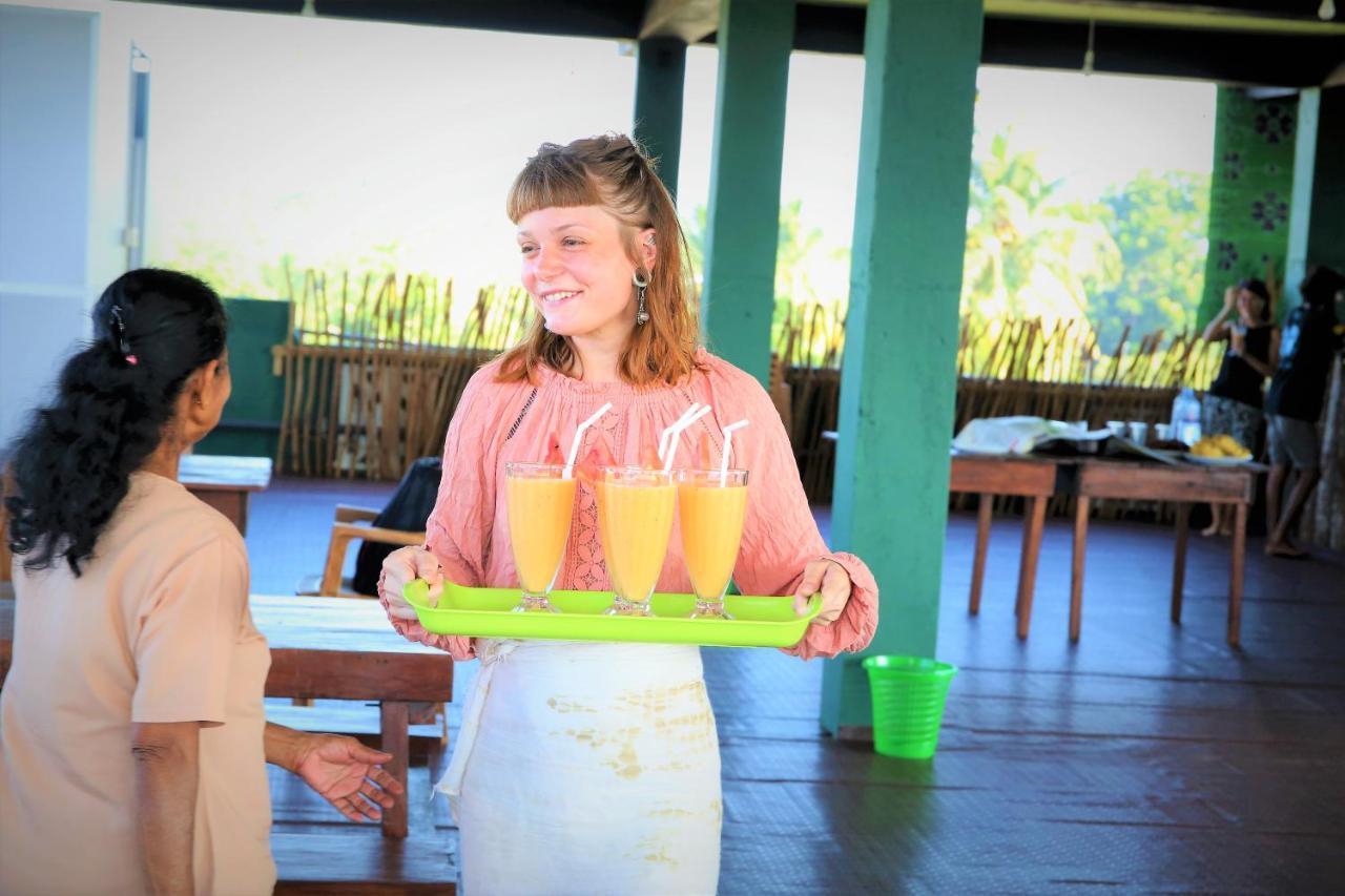 Beach Break Surf Hostel Weligama Ngoại thất bức ảnh